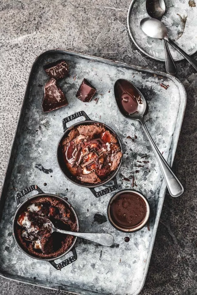Heute dreht sich alles um warmen, gebackenen Pudding…mit Nuss-Nougat Creme. Das Beste an diesem Pudding ist, dass er so einfach zuzubereiten ist und wenn du möchtest, kannst du ihn direkt aus dem Backofen noch warm mit frischer Sahne und Schokoladen-Karamell essen. Ein Dessert um es sich richtig gemütlich zu machen.