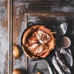 Ein Dutch Baby passt zum Frühstück genauso gut, wie auch zum Mittagessen. Eigentlich geht er immer. Dieser Ofenpfannkuchen hat noch ein Geheimnis, denn unter ihn befinden sich noch karamellisierte Birnenscheiben mit brauner Butter. Getoppt wird das Ganze dann mit Sahne und Zimtbutter. Ich habe schon viele Dutch Babys gemacht, aber dieser ist mir der Allerliebste. Das ganze Geheimnis dieses Ofen-Pfannkuchens ist, dass die Pfanne vorher schon im Ofen erhitzt werden muss, damit der Pfannkuchenteig so schön aufpufft. Warum das so ist, kann ich nicht erklären, aber was du wirklich wissen musst, ist, dass es einfach magisch ist.