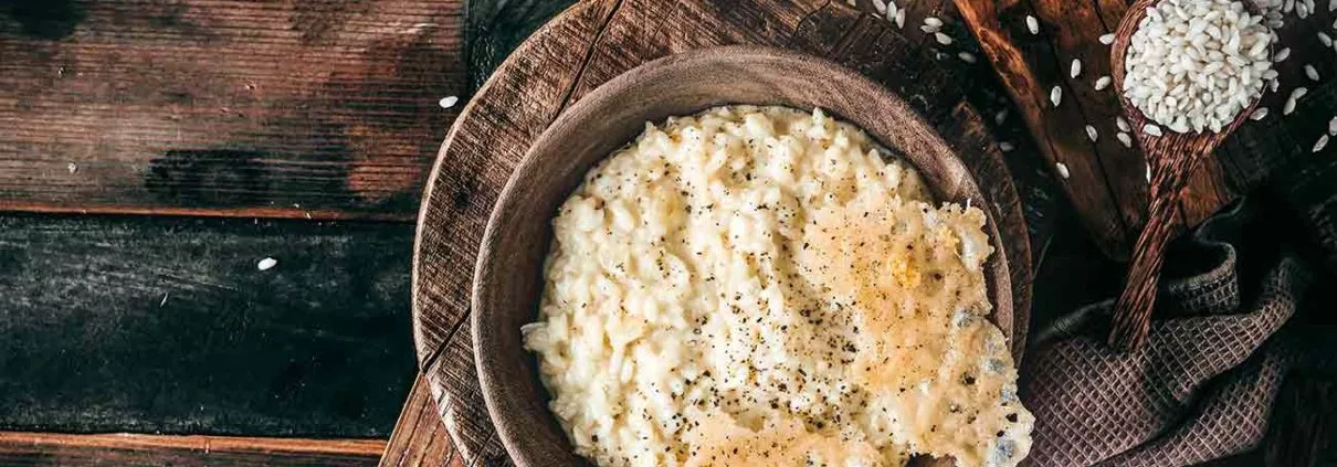 Ich muss dieses Rezept einfach mit euch teilen, denn erstens habe ich schon viel zu lange kein Risotto mehr gegessen und zweitens wäre es einfach nur schlechtes Benehmen, ein Risotto mit so viel Käse zu verschweigen, oder?