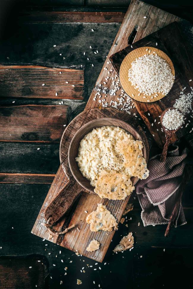 Ich muss dieses Rezept einfach mit euch teilen, denn erstens habe ich schon viel zu lange kein Risotto mehr gegessen und zweitens wäre es einfach nur schlechtes Benehmen, ein Risotto mit so viel Käse zu verschweigen, oder?