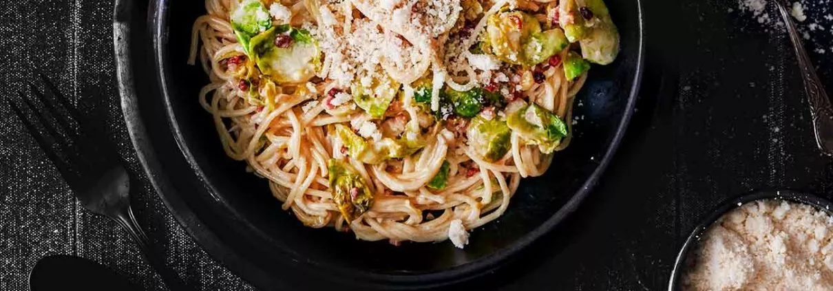 Pasta! Da bin ich natürlich immer dabei. Ihr sicher auch. Bei Rosenkohl ist die Hälfte der Leser sicherlich verschwunden, ich bleibe aber noch. Denn die Kombination aus Rosenkohl, frischer Zitrone, Weißwein und Knoblauch ist einfach genial. Und ich bin mir sicher das auch bisherige Rosenkohl-Gegner dieses Gericht lieben werden.