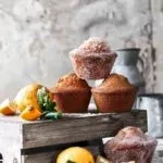 Ihr könnt euch gar nicht vorstellen, wie groß meine Lust war, in so einen riesigen Muffin zu beißen. So zitronig fluffig, mit einer leichten Zuckerkruste Drumherum. Du kannst die Zitronenmuffins in einer normalen Muffinform backen oder eben in einer 6er extra großen Muffinform.