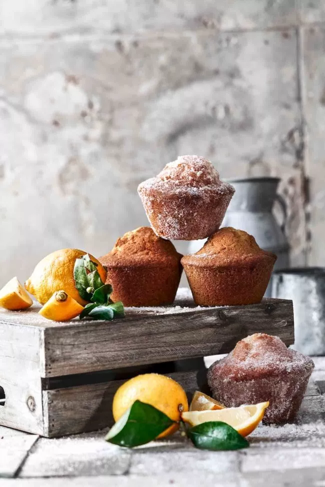 Ihr könnt euch gar nicht vorstellen, wie groß meine Lust war, in so einen riesigen Muffin zu beißen. So zitronig fluffig, mit einer leichten Zuckerkruste Drumherum. Du kannst die Zitronenmuffins in einer normalen Muffinform backen oder eben in einer 6er extra großen Muffinform.