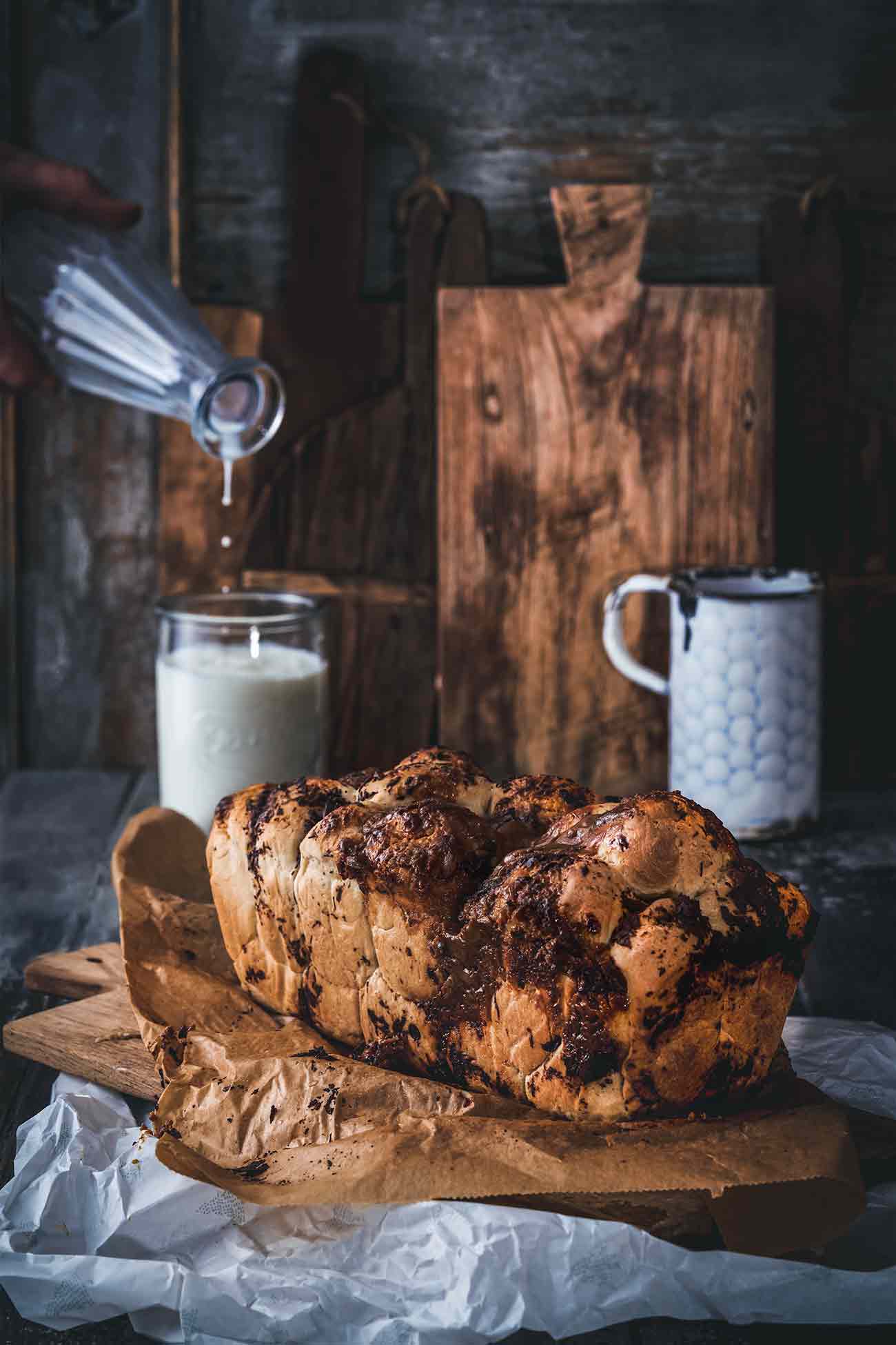 Ein frisches Hefe-Zupfbrot ist an sich ja schon eine richtig leckere Angelegenheit, aber wenn es direkt mit Karamell und Schokolade gebacken wird…ein Hammer.  Ihr werdet ausrasten. Das „Brot“ ist leicht, weich, extra süß und so lecker. Es hat sogar ein bisschen geschmolzene Schokolade. Serviert es direkt aus dem Ofen, während das Brot noch klebrig und warm ist. Dieses Brot zergeht auf der Zunge … und ist so beeindruckend