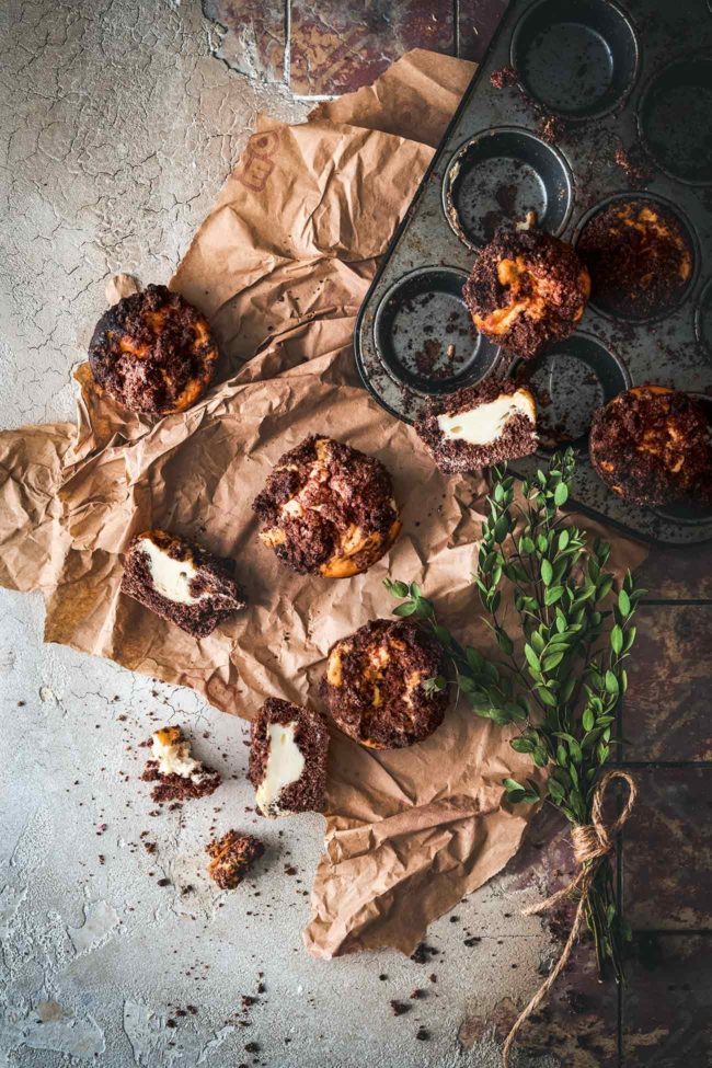 Begrüßt das anstehende Wochenende mit diesen mit Vanillequark gefüllten Schokoladen-Muffins. Saftige Muffins, am liebsten noch warm, direkt aus dem Ofen, während der süße Quark noch klebrig ist. So köstlich. Das perfekte (einfache) Rezept, um sie dieses Wochenende nachzubacken.