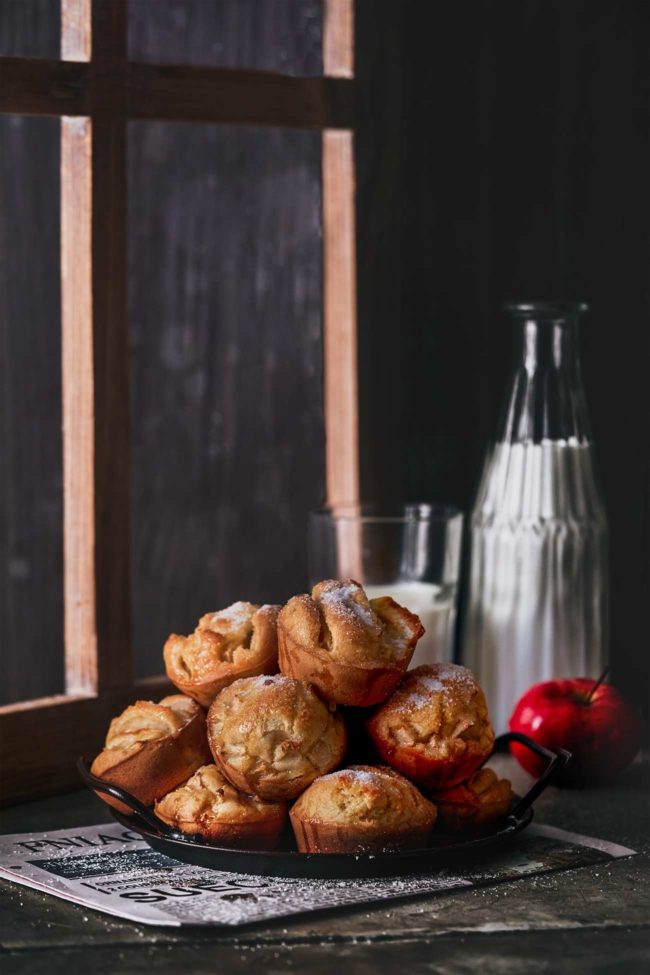 Apfelpfannkuchen sind für mich Kindheitserinnerungen. Ich mag einfach den Geschmack des wirklich einfachen Teigs mit den gebackenen Äpfeln, wenn sich die Butter mit dem Kristallzucker vereint. Ich finde, dass man da einfach mal Muffins raus machen kann. Probiert und richtig gut gelungen.