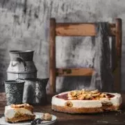 Mannomann, o Mann, o Mann…das sind eigentlich zwei Kuchen in einem. Ein cremiger Cheesecake mit Keksboden und eine Banoffee-Tarte mit karamellisierten Bananen und Karamell. Viel Karamell. Und das alles ohne den Backofen anzumachen. Ein Knaller Kuchen…Puh…ich übertreibe nicht.