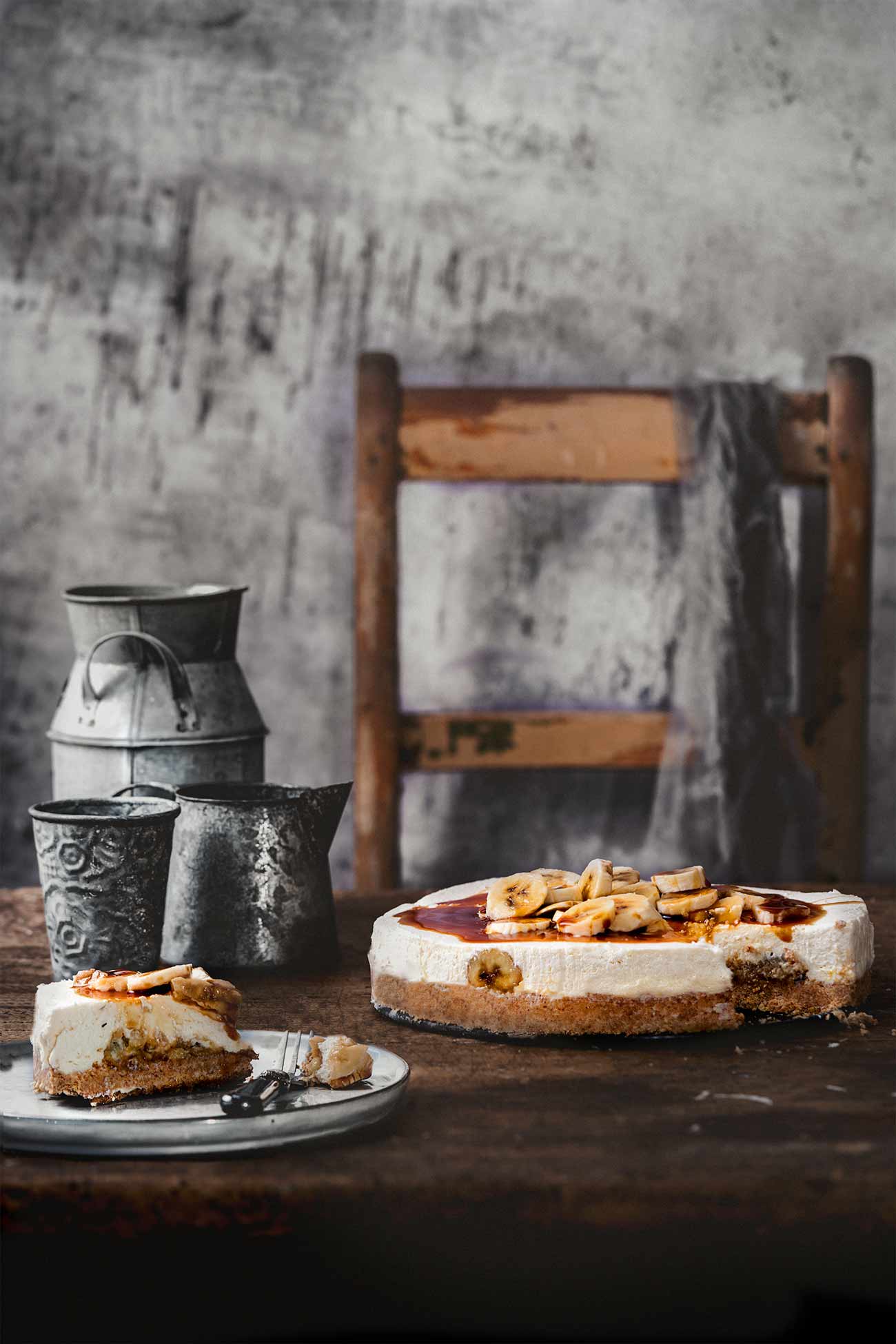 Mannomann, o Mann, o Mann…das sind eigentlich zwei Kuchen in einem. Ein cremiger Cheesecake mit Keksboden und eine Banoffee-Tarte mit karamellisierten Bananen und Karamell. Viel Karamell. Und das alles ohne den Backofen anzumachen. Ein Knaller Kuchen…Puh…ich übertreibe nicht. 