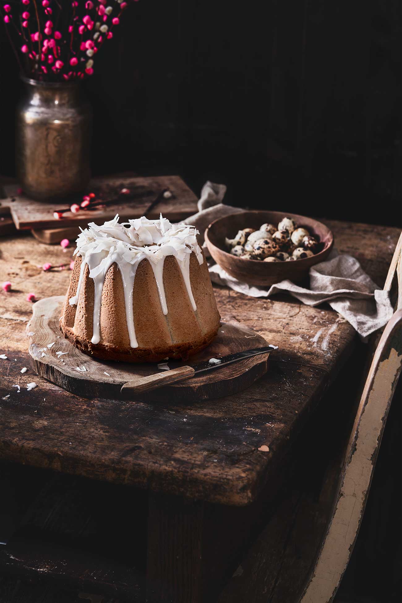 Ein bisschen „Aloha“ Feeling zwischen all den Osterhasen-Content. Bananen, Rum und Kokosnuss. Ich liebe diese Kombination einfach. Und ich erwische mich jedes Mal dabei, wenn ich die Glasur aus Puderzucker und Rum anrühre, dass ich meinen Finger immer ganz tief in die Glasur tunke, um ihn mir dann genüsslich in den Mund zu stecken. Mit der anderen Hand versuche ich mir dann noch ein paar Kokosflocken in den Mund zu werfen, so losgelöst, als wäre ich ein Basketball-Profi, der einfach jeden Korb trifft. Ich treffe natürlich nicht. Danach sieht mein Bart und T-Shirt aus, als hätte ich bei der Produktion von Erwachsenenfilmen zu nahe am Set gestanden und bei jeder Bewegung rieseln die Kokosflocken in alle Richtungen. Dann lieber ein Stück saftigen Kuchen. 