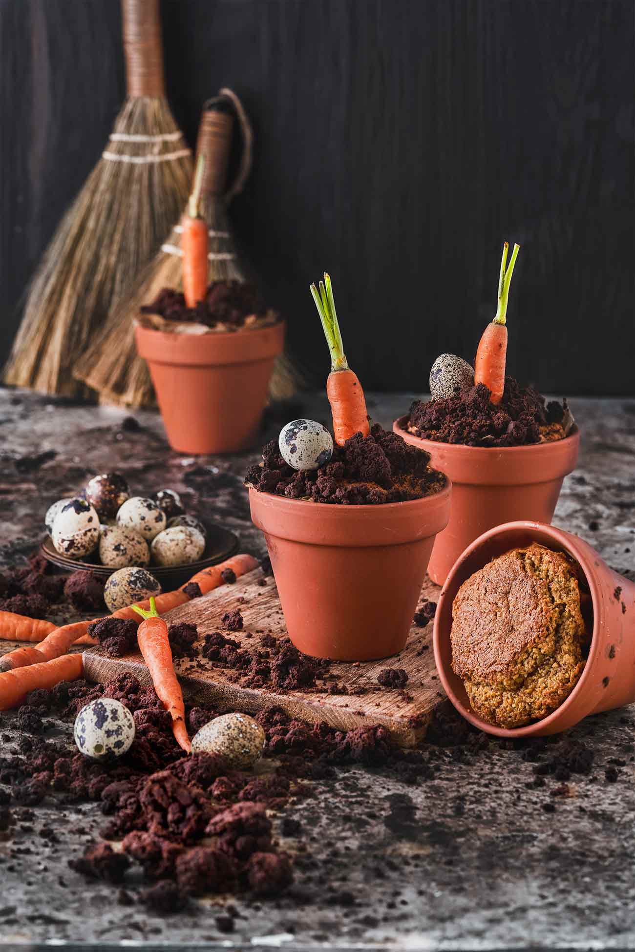 Hach, das hat mir mal richtig Spaß gemacht so in der Kakao-„Blumenerde“ zu wühlen und die kleinen Karotten in die „Erde“ zu stecken. Ich finde, dass dies die perfekten kleinen Küchlein zu Ostern sind. 