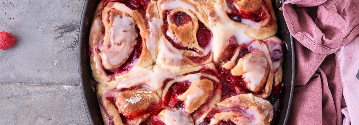 Brioche-Schnecken sind einfach viel leckerer als „normale“ Hefeschnecken, denn mehr Butter und Ei machen die Schnecken besonders fluffig, buttrig und lecker.