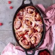 Brioche-Schnecken sind einfach viel leckerer als „normale“ Hefeschnecken, denn mehr Butter und Ei machen die Schnecken besonders fluffig, buttrig und lecker.