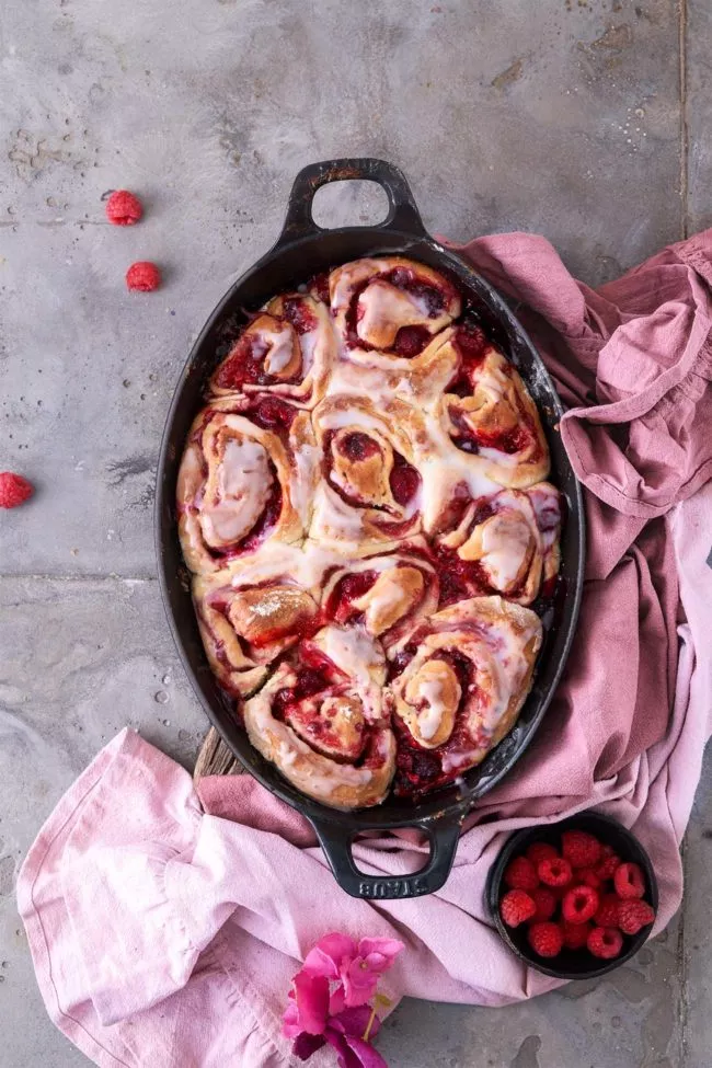 Brioche-Schnecken sind einfach viel leckerer als „normale“ Hefeschnecken, denn mehr Butter und Ei machen die Schnecken besonders fluffig, buttrig und lecker.