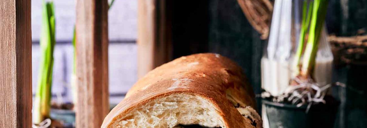 Der frische Hefeduft, der gestern durch die Küche strömte, hat mich so irre gemacht, dass ich gestern Abend noch etwas von dem Schokoladenbrot essen musste. Nur mit etwas guter Butter (ihr wisst was ich meine). Heute morgen dasselbe: Aufstehen, Kaffee drücken und Brot schneiden. So mag ich Montage.