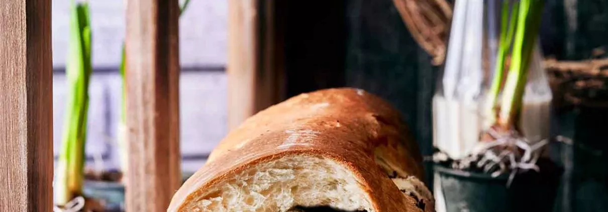 Der frische Hefeduft, der gestern durch die Küche strömte, hat mich so irre gemacht, dass ich gestern Abend noch etwas von dem Schokoladenbrot essen musste. Nur mit etwas guter Butter (ihr wisst was ich meine). Heute morgen dasselbe: Aufstehen, Kaffee drücken und Brot schneiden. So mag ich Montage.