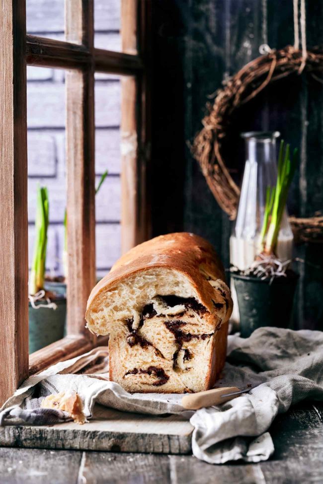 Der frische Hefeduft, der gestern durch die Küche strömte, hat mich so irre gemacht, dass ich gestern Abend noch etwas von dem Schokoladenbrot essen musste. Nur mit etwas guter Butter (ihr wisst was ich meine). Heute morgen dasselbe: Aufstehen, Kaffee drücken und Brot schneiden. So mag ich Montage.