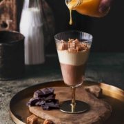 Wenn ich Grießbrei höre, kommen sofort die Erinnerungen an den warmen Grießbrei mit Früchten meiner Kindheit hoch, den ich so geliebt habe. Heute gibt es die „Erwachsenen“-Version als Flammerie (mit Eischnee) und etwas Eierlikör.