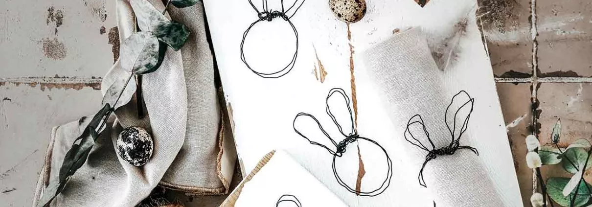 Ehrlich gesagt stehe ich auf selbstgebastelte Dinge so gar nicht. Aber noch weniger mag ich Tischdekoration oder Tischaccessoires die kitschig ist. Gerade zu Ostern hauen die Geschäfte bunte Hasen mit Puschelschwänzchen, leuchtend orangefarbene Karotten aus Plastik und bunt gefärbte Ostereier aus allen möglichen Materialien auf dem Markt, die mir schon beim Anschauen Kopfschmerzen bereiten. Ich mag Deko und finde, dass dies auch alles ein wenig reduzierter und harmonischer geht. Also musste ich selbst ran. Ran an schwarzen Basteldraht. Und siehe da…in 30 Minuten drahte (das Wort gibt es nicht wirklich, aber vielleicht etabliert es sich jetzt, wenn ihr alle dem „ich will Hasen aus Draht“ drahten Trend verfallt…) ich euch mindestens 8 Häschen. So mag ich Deko. Einfach, schlicht und trotzdem (oder gerade deswegen) schön. Auf dem Blog findet ihr eine kleine Anleitung und in den Stories ein kleines Video (hier hab ich extra ein Handmodel engagiert, da ihr bei meinen dicken Finger nicht einmal annähernd was gesehen hättet).