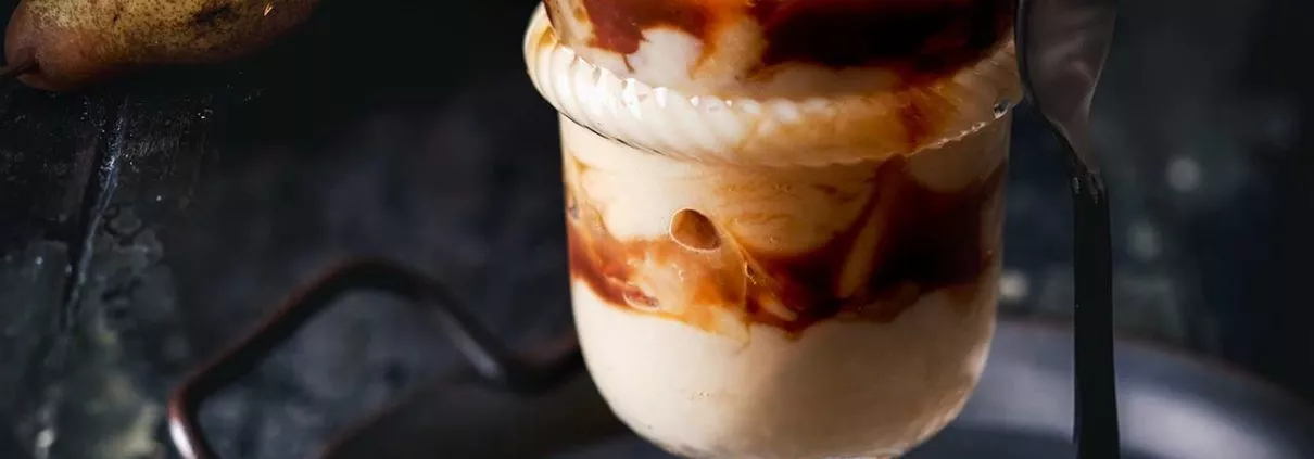 Selbstgemachter Pudding mit gesalzener Karamellcreme und Vanille-Birnen ...