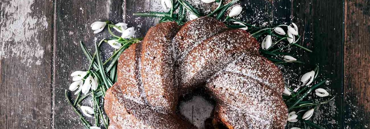 Ein Karotten-Gugelhupf ist an sich schon ziemlich saftig und lecker. Wenn sich aber noch ein saftiger Schokoladenkern im Inneren verbirgt, dann ist das einfach leckerer Wahnsinn. Mit diesem Kuchen habe ich mein Wochenende abgeschlossen (und beim Abschalten des TATORTs ein Stück Kuchen aus Frust gegessen) und beginne die neue Woche ebenso mit einem Stück zum Frühstück (aus purer Leidenschaft).