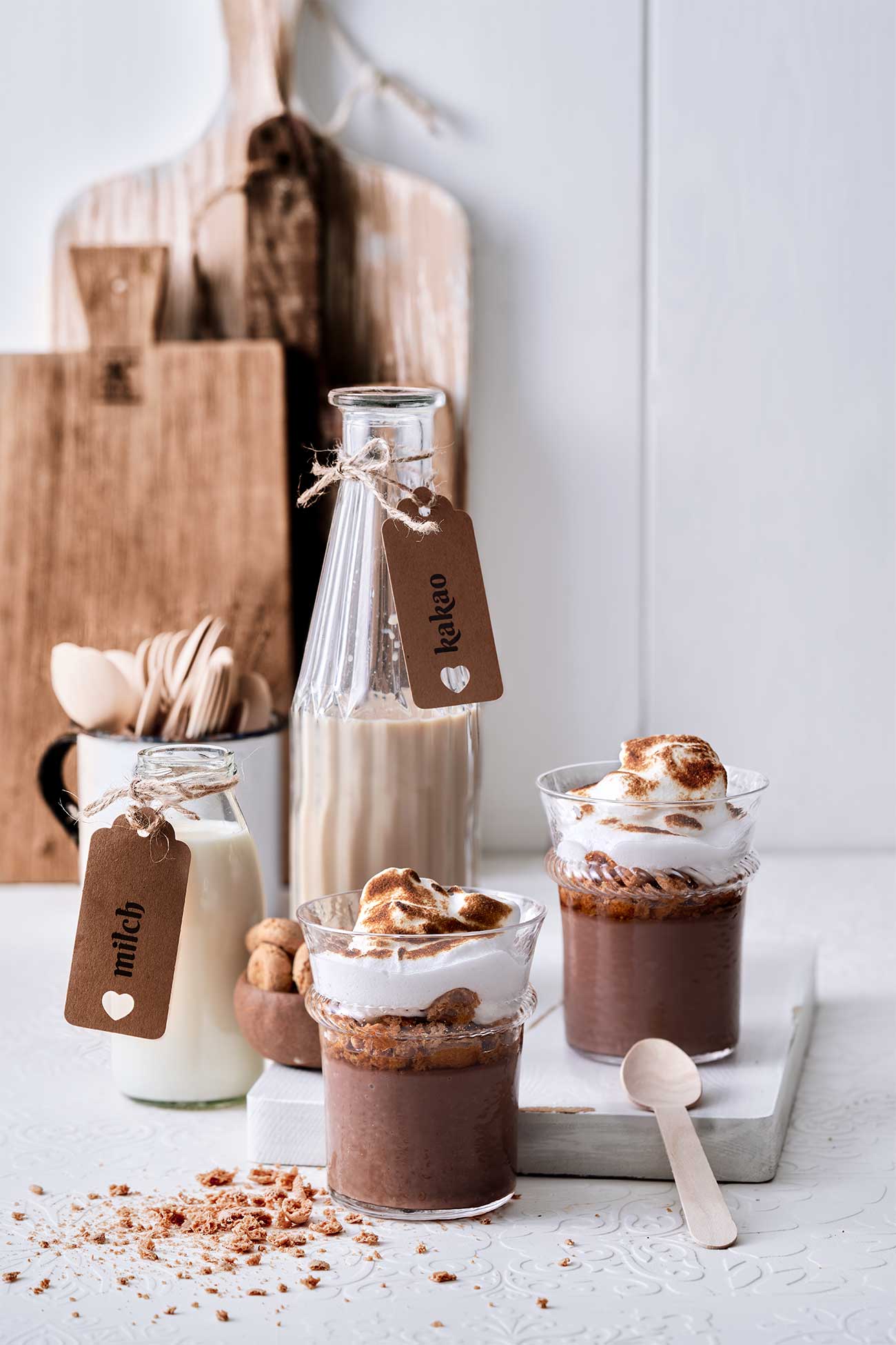 Endlich mal wieder ein richtiges Dessert im Glas. Selbstgemachter Schokoladenpudding mit einem Hauch Nuss-Nougatcreme und einer fluffigen Meringue-Haube. Ja! So muss das sein. 