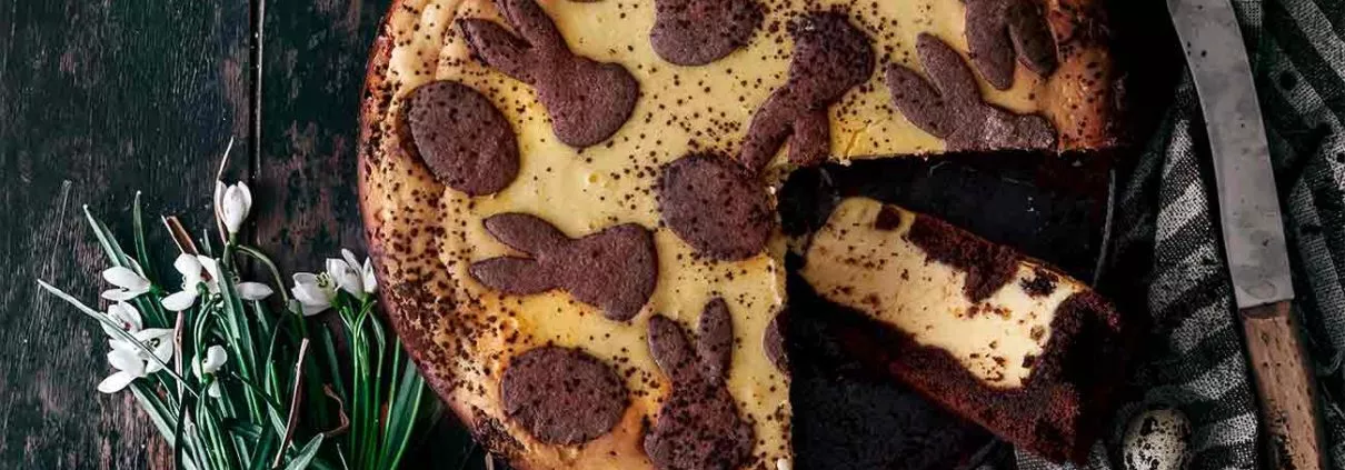 Ich bin angekommen. Im Oster-Modus. Und habe richtig Lust auf Hasen & Co. Da bekommt der Zupfkuchen (wusstet ihr, dass dieser gar nicht aus Russland stammt?) ein paar Hasen verpasst und etwas Eierlikör untergerührt. Ich hab schon ein großes Stück verspeist, noch lauwarm… und hab ihn noch mit etwas Eierlikör übergossen. Genießen kann ich.