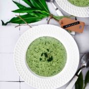 Solltet ihr bei der Ostereiersuche etwas Bärlauch finden, habe ich das Rezept für eine cremige Suppe für euch. In 20 Minuten fertig. Ein Tellerchen voller Vitamin C, Magnesium und Eisen.