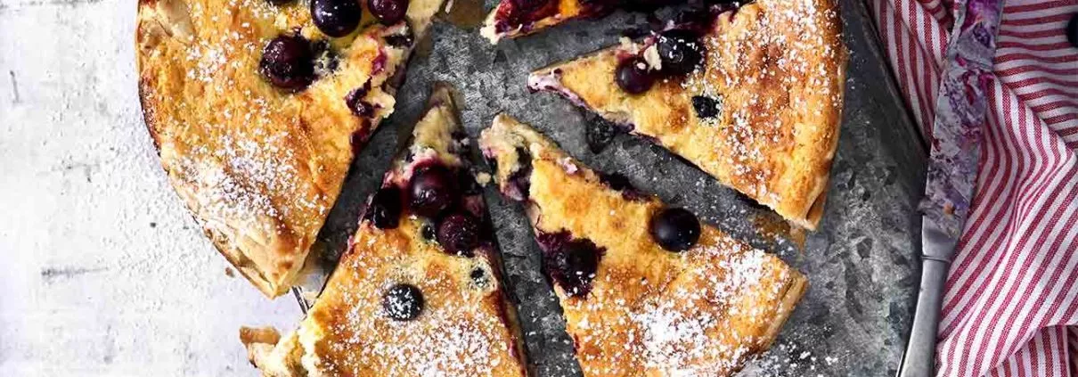 Hmmm….der Käsekuchen war so lecker, dass er innerhalb eines Tages auch schon verspeist war und sich zum Liebling der Familie entwickelt hat. Und ich liebe ihn einfach, weil er durch den Blätterteig am Rand so herrliche Falten schlägt und ein paar Risse auf der Oberfläche machen ihm auch nichts aus. Und das Innenleben? So cremig (Frischkäse und Sahne eben…) In der Instagram-Story seht ihr, wie ich noch am Foto-Set ein Stück verspeisen musste (innere Stimme und so)