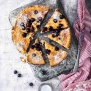 Hmmm….der Käsekuchen war so lecker, dass er innerhalb eines Tages auch schon verspeist war und sich zum Liebling der Familie entwickelt hat. Und ich liebe ihn einfach, weil er durch den Blätterteig am Rand so herrliche Falten schlägt und ein paar Risse auf der Oberfläche machen ihm auch nichts aus. Und das Innenleben? So cremig (Frischkäse und Sahne eben…) In der Instagram-Story seht ihr, wie ich noch am Foto-Set ein Stück verspeisen musste (innere Stimme und so)