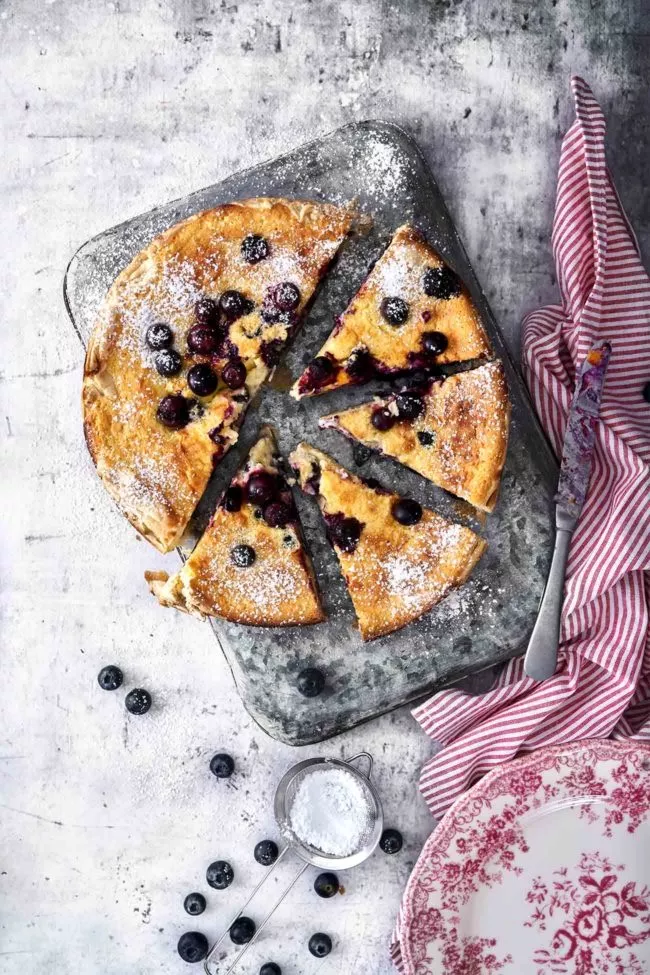 Hmmm….der Käsekuchen war so lecker, dass er innerhalb eines Tages auch schon verspeist war und sich zum Liebling der Familie entwickelt hat. Und ich liebe ihn einfach, weil er durch den Blätterteig am Rand so herrliche Falten schlägt und ein paar Risse auf der Oberfläche machen ihm auch nichts aus. Und das Innenleben? So cremig (Frischkäse und Sahne eben…) In der Instagram-Story seht ihr, wie ich noch am Foto-Set ein Stück verspeisen musste (innere Stimme und so)