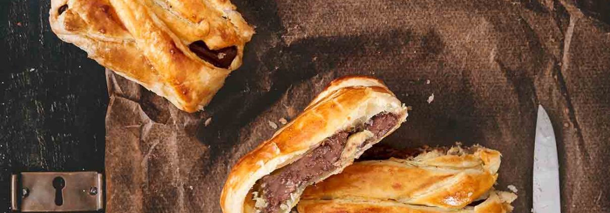 Okay, eigentlich ist das hier kein „richtiges“ Rezept, denn dieser Schokoladen-Zopf ist in 5 Minuten zubereitet, der Rest erledigt der Backofen. Aber ich möchte euch diese…nennen wir es Inspiration…nicht vorenthalten, denn die Möglichkeiten der Geschmacksrichtung sind schier unendlich. Und wer beißt nicht gerne in ein Stück warmen Teig, aus dem flüssige Schokolade läuft?