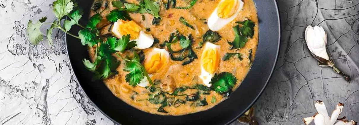 Ihr kennt das: Ostern! Hart gekochte bunte Eier! Aber Brot auf Ei, Eier in Senfsoße und Eier in der hessischen Grünen Soße hattet ihr bereits. Ich habe eine neue Verwendung. Ein cremiges Eiercurry. Flott gemacht und richtig lecker.