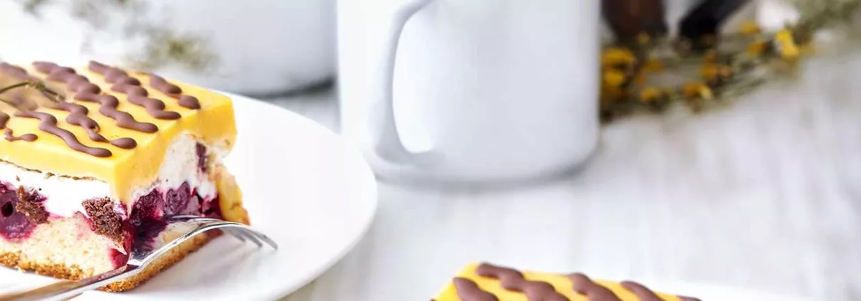 Zu Ostern bekommt die Donauwelle einen kleinen Schwips. Natürlich mit Eierlikör. Und ehrlich gesagt, mag ich die Donauwelle jetzt noch viel lieber. Dafür sorgt nicht nur der Eierlikör, sondern auch die Mascarpone-Creme.