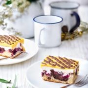 Zu Ostern bekommt die Donauwelle einen kleinen Schwips. Natürlich mit Eierlikör. Und ehrlich gesagt, mag ich die Donauwelle jetzt noch viel lieber. Dafür sorgt nicht nur der Eierlikör, sondern auch die Mascarpone-Creme.