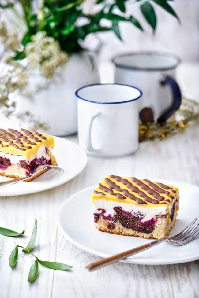 Zu Ostern bekommt die Donauwelle einen kleinen Schwips. Natürlich mit Eierlikör. Und ehrlich gesagt, mag ich die Donauwelle jetzt noch viel lieber. Dafür sorgt nicht nur der Eierlikör, sondern auch die Mascarpone-Creme.