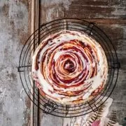 Die wohl größte und schnellste Schnecke, die ich je gemacht habe. Mit nur 4 Zutaten, 10 Minuten Vorbereitungs- und 20 Minuten Backzeit ist sie richtig schnell gemacht. Und sieht auch noch super aus.
