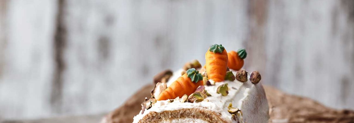 Mal eine andere Form des typischen Karottenkuchens zum Osterfest. Schwupp…wird der Karottenkuchen mit einer zitronigen Frischkäsecreme eingerollt. Saftig und richtig lecker. Da greift auch der Hase gerne zu.