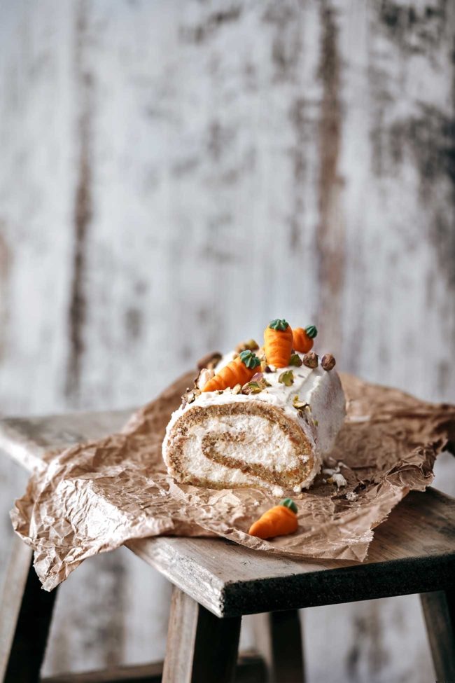 Mal eine andere Form des typischen Karottenkuchens zum Osterfest. Schwupp…wird der Karottenkuchen mit einer zitronigen Frischkäsecreme eingerollt. Saftig und richtig lecker. Da greift auch der Hase gerne zu.