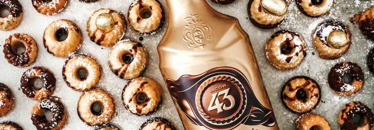 Oh je, oh je…da habe ich mir was eingebrockt. Ihr wisst ja, dass ich Licor 43 richtig toll finde und man sagt mir nach, dass ich mehr Flaschen Licor 43 im Vorratskeller haben soll, als Mehl und Öl. Aber was ist nun passiert? Jetzt gibt es einen Neuen. Und das auch nur für kurze Zeit: den Licor 43 Chocolate. Das ist so wie flüssige Trinkschokolade, mit dem typischen Licor 43 Geschmack. Und die, die gestern Abend mein Reel auf Instagram gesehen haben, wissen, wie schnell man sich einen leckeren Cocktail mit Licor 43 machen kann. Aber so ein paar Mini-Gugelhupfe mit einem Hauch cremigen Schokoladenlikör sind auch nicht zu verachten.