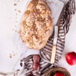 Ohne Osterzopf ist es kein richtiges Osterfest. Ich mag ihn am liebsten mit Zuckerguss und Mandelblättchen. Und da mir der gekaufte meist schon am nächsten Tag nicht mehr schmeckt, wird halt selbst gebacken. Aber jetzt kommt der Osterkranz 2.0, denn ich habe 2 geriebene JAZZ™ Äpfel unter den Teig geknetet. Die leichte süße der knackigen Äpfel und die gleichzeitig milde Säure passen einfach perfekt zu dem fluffigen Teig und der zitronigen Glasur. Ok, ein wenig habe ich geschummelt, denn ich bin nicht ziemlich gut im Flechten. Weder Haare noch Teig. Ich habe mir einfach eine Backform im „Zopf-Style“ gekauft. Das Rezept findest du auf dem Blog, in der Version ohne Backform. Also ran ans flechten.