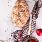 Ohne Osterzopf ist es kein richtiges Osterfest. Ich mag ihn am liebsten mit Zuckerguss und Mandelblättchen. Und da mir der gekaufte meist schon am nächsten Tag nicht mehr schmeckt, wird halt selbst gebacken. Aber jetzt kommt der Osterkranz 2.0, denn ich habe 2 geriebene JAZZ™ Äpfel unter den Teig geknetet. Die leichte süße der knackigen Äpfel und die gleichzeitig milde Säure passen einfach perfekt zu dem fluffigen Teig und der zitronigen Glasur. Ok, ein wenig habe ich geschummelt, denn ich bin nicht ziemlich gut im Flechten. Weder Haare noch Teig. Ich habe mir einfach eine Backform im „Zopf-Style“ gekauft. Das Rezept findest du auf dem Blog, in der Version ohne Backform. Also ran ans flechten.