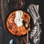 Ich denke jetzt schon an all die übriggebliebenen Schokoladeneier und Schokohasen, die das Osterfest überstehen werden und dann nutzlos (kann Schokolade überhaupt nutzlos sein?) im Osternest vergammeln, bis der Schokoladen-Weihnachtsmann sie ablöst. Es gibt fluffige Pfannkuchen aus dem Ofen mit Schokoladenkern. Darauf ein Schokohase der langsam schmilzt. Ok, ich habe mir noch einen großen Klecks Sahne darauf gemacht. So schön kann Resteessen sein. PS: Geht natürlich auch mit „normaler“ Schokolade.