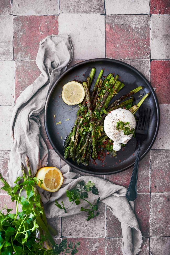 Warmer Spargel… und dann der Moment, wenn aus der Burrata die flüssige Käse-Sahnemischung läuft. Unglaublich! Bei mir sieht der Teller genau 1 Minute gut aus, denn danach muss ich einfach alles untereinander vermengen und essen. Am besten noch ein Stück Baguette dazu.