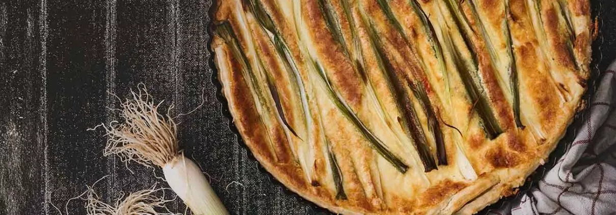 Überall sind sie derzeit zu sehen: Frühlingszwiebeln haben gerade Saison und sind für mich die heimlichen Frühlingsboten. Aber sie schmecken eben nicht nur auf Salat und Brot, sondern auch in dieser blitzschnellen Tarte mit würzigem Käse. Dazu einen grünen Salat… ein Traum. In 10 Minuten vorbereitet, in 25 Minuten auf dem Tisch.