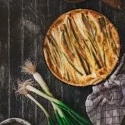 Überall sind sie derzeit zu sehen: Frühlingszwiebeln haben gerade Saison und sind für mich die heimlichen Frühlingsboten. Aber sie schmecken eben nicht nur auf Salat und Brot, sondern auch in dieser blitzschnellen Tarte mit würzigem Käse. Dazu einen grünen Salat… ein Traum. In 10 Minuten vorbereitet, in 25 Minuten auf dem Tisch.