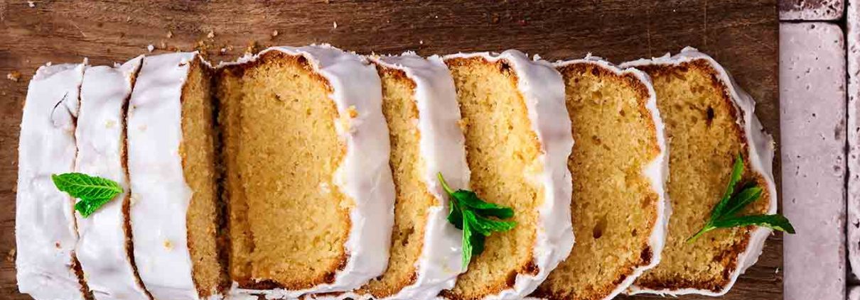 Nach all den Schokoladeneiern brauchte ich mal etwas ganz anderes. Einen klassischen Zitronenkuchen. Allein dieser ist schon schwer zu überbieten. Egal bei welchem Wetter, Jahreszeit oder Laune…ich würde immer diesen Kuchen wählen. Eine weiche, buttrige Konsistenz, in Zitronensirup getränkt. Diese Version erhält noch eine Handvoll frische Minze für einen tollen Duft und Aroma.