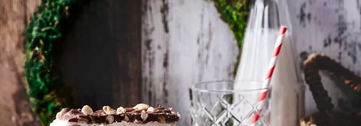 Wenn ich mir vornehme keine Süßigkeiten zu essen, dann kann mir ein einziges Kinder Country was vor mir liegt, mein Vorhaben versauen. Ich liebe Kinder Country. Daher musste ich am Wochenende einfach diesen „no bake“ „Kinder Country-Style“ Kuchen ausprobieren. Ich habe dazu die Weizenpops mit Honig genommen, die ich auch so den ganzen Tag knabbern könnte. Und es ist für die Zubereitung kein einziges Kinder Country zu Schaden gekommen.