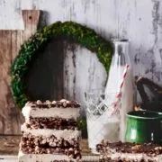 Wenn ich mir vornehme keine Süßigkeiten zu essen, dann kann mir ein einziges Kinder Country was vor mir liegt, mein Vorhaben versauen. Ich liebe Kinder Country. Daher musste ich am Wochenende einfach diesen „no bake“ „Kinder Country-Style“ Kuchen ausprobieren. Ich habe dazu die Weizenpops mit Honig genommen, die ich auch so den ganzen Tag knabbern könnte. Und es ist für die Zubereitung kein einziges Kinder Country zu Schaden gekommen.