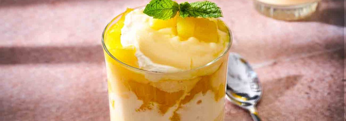 Kokospudding mit Ananas. Oh mein Gott, SO GUT. Hergestellt aus Kokosnussmilch, geschichtet mit frischer Ananas in Rum und einem dicken Klecks Mascarpone-Limettensahne. Auch wenn dieses Dessert immer schmeckt, ist es jetzt besonders köstlich in den kommenden Frühlings- und Sommertagen, wenn Du auf der Suche nach einem leckeren, gekühlten Dessert bist.