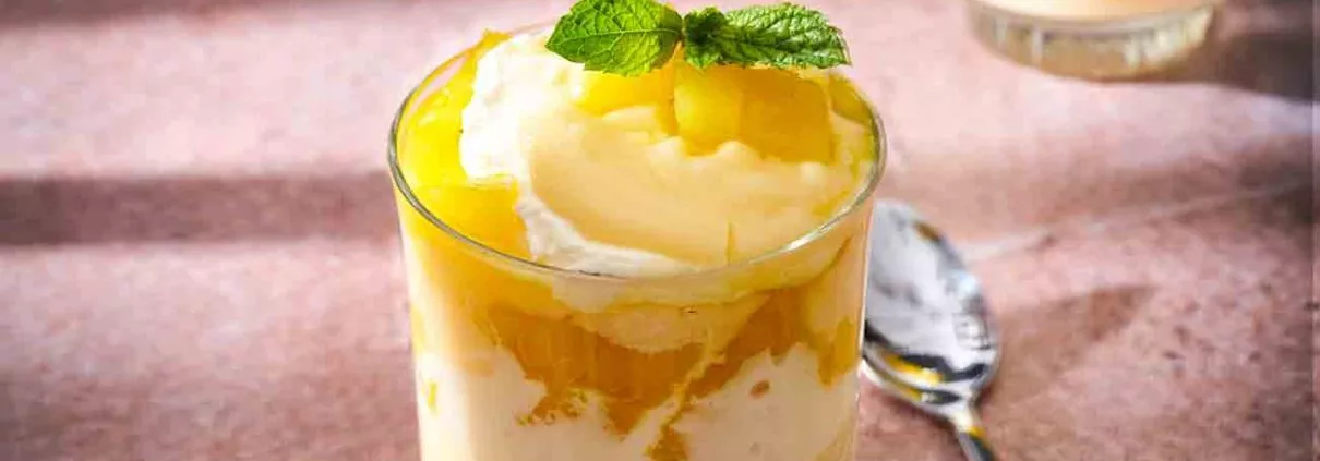Kokospudding mit Ananas. Oh mein Gott, SO GUT. Hergestellt aus Kokosnussmilch, geschichtet mit frischer Ananas in Rum und einem dicken Klecks Mascarpone-Limettensahne. Auch wenn dieses Dessert immer schmeckt, ist es jetzt besonders köstlich in den kommenden Frühlings- und Sommertagen, wenn Du auf der Suche nach einem leckeren, gekühlten Dessert bist.